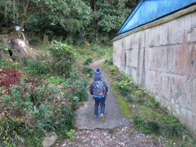 桃太郎神社横の登山道へ