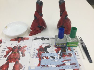 デカール貼り付け中